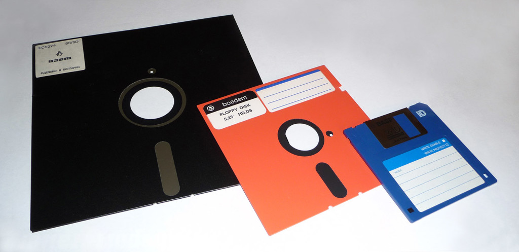 Van links naar rechts, de 8" en 5 1/4" floppy's en de 3 1/2" diskette
